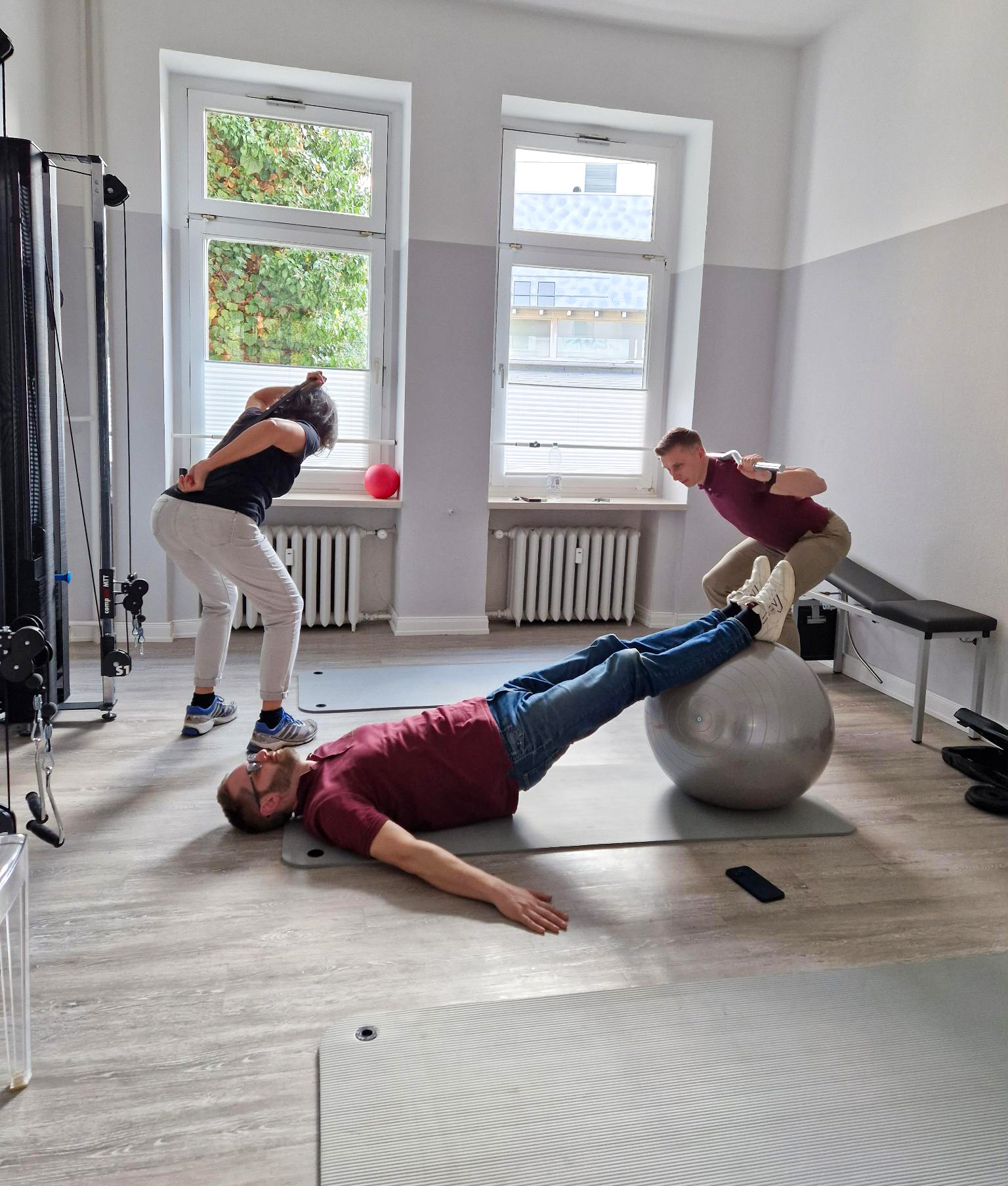 Witziges Teamfoto im Behandlungsraum